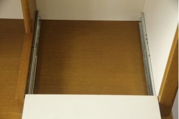 食器棚を綺麗に再生!高品質リペアを施し、天然成分の防カビ材を塗布。