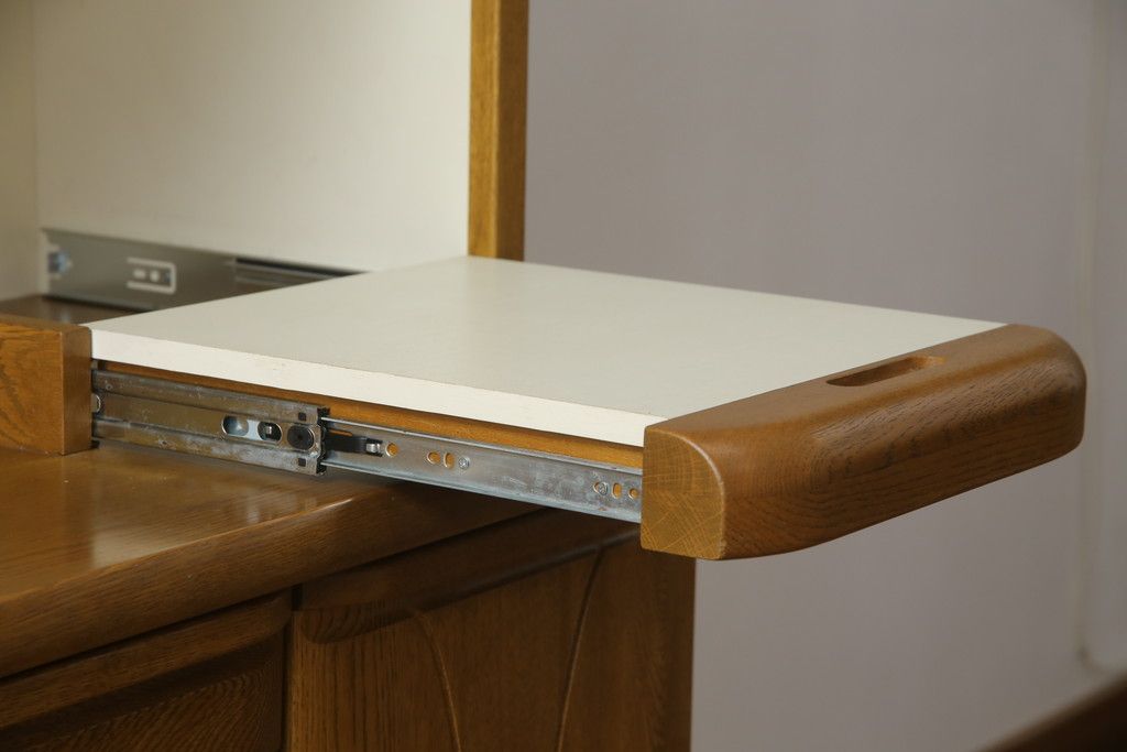 食器棚を綺麗に再生!高品質リペアを施し、天然成分の防カビ材を塗布。