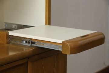 食器棚を綺麗に再生!高品質リペアを施し、天然成分の防カビ材を塗布。