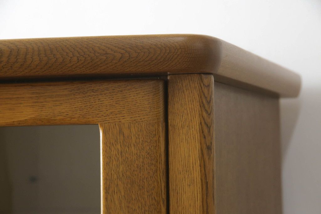 食器棚を綺麗に再生!高品質リペアを施し、天然成分の防カビ材を塗布。