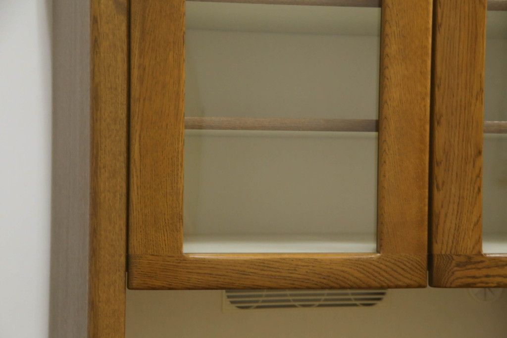 食器棚を綺麗に再生!高品質リペアを施し、天然成分の防カビ材を塗布。