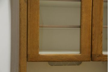 食器棚を綺麗に再生!高品質リペアを施し、天然成分の防カビ材を塗布。