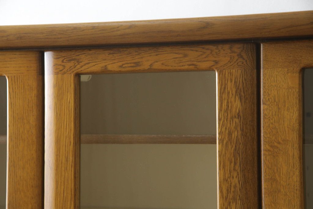 食器棚を綺麗に再生!高品質リペアを施し、天然成分の防カビ材を塗布。