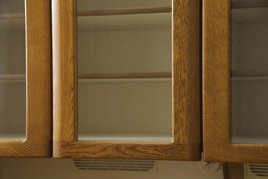 食器棚を綺麗に再生!高品質リペアを施し、天然成分の防カビ材を塗布。