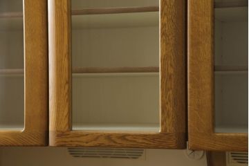 食器棚を綺麗に再生!高品質リペアを施し、天然成分の防カビ材を塗布。