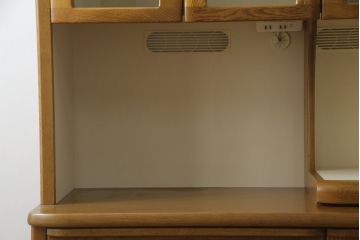 食器棚を綺麗に再生!高品質リペアを施し、天然成分の防カビ材を塗布。
