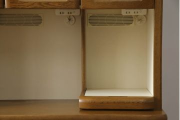 食器棚を綺麗に再生!高品質リペアを施し、天然成分の防カビ材を塗布。