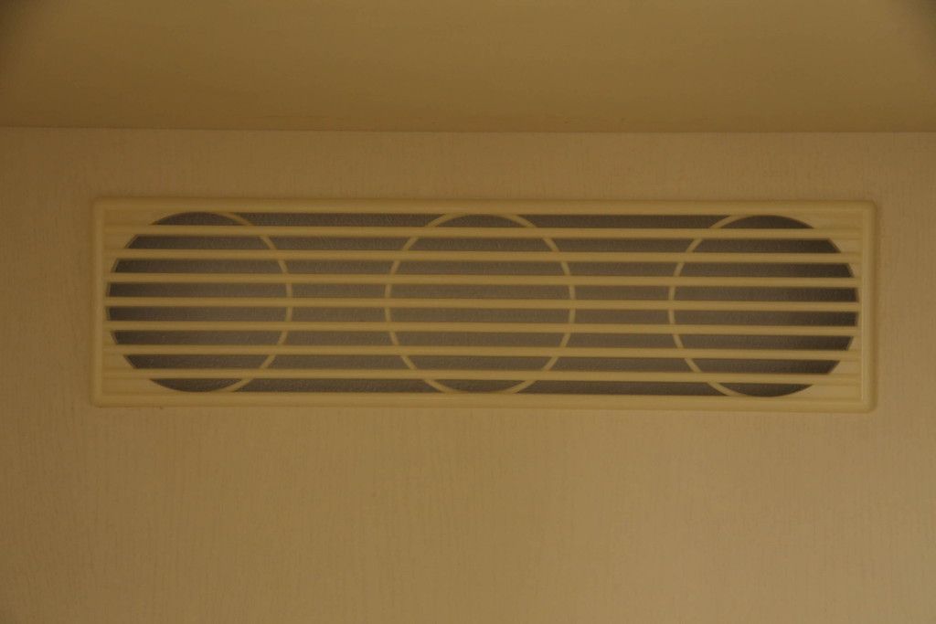 食器棚を綺麗に再生!高品質リペアを施し、天然成分の防カビ材を塗布。