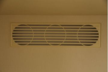 食器棚を綺麗に再生!高品質リペアを施し、天然成分の防カビ材を塗布。