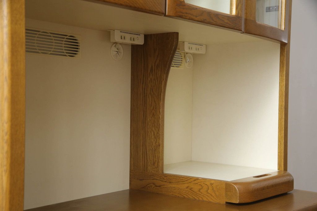 食器棚を綺麗に再生!高品質リペアを施し、天然成分の防カビ材を塗布。