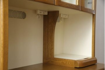 食器棚を綺麗に再生!高品質リペアを施し、天然成分の防カビ材を塗布。