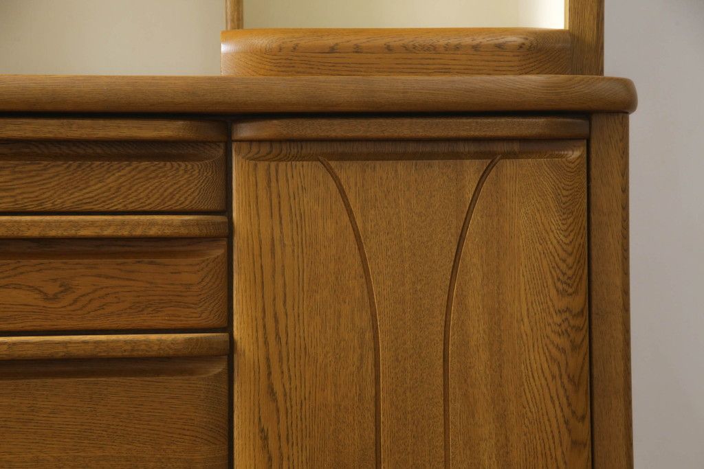 食器棚を綺麗に再生!高品質リペアを施し、天然成分の防カビ材を塗布。