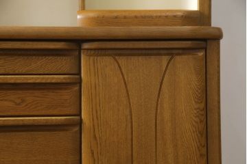 食器棚を綺麗に再生!高品質リペアを施し、天然成分の防カビ材を塗布。