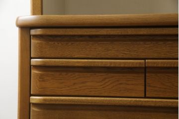 食器棚を綺麗に再生!高品質リペアを施し、天然成分の防カビ材を塗布。