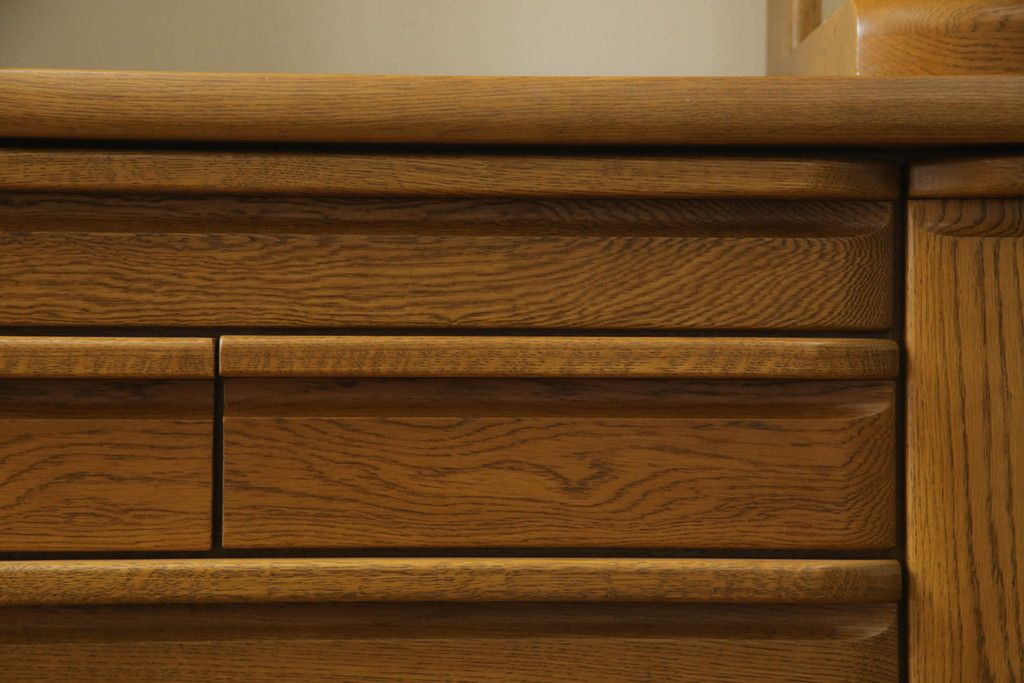 食器棚を綺麗に再生!高品質リペアを施し、天然成分の防カビ材を塗布。