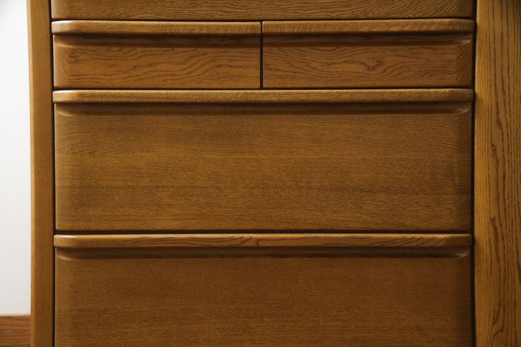 食器棚を綺麗に再生!高品質リペアを施し、天然成分の防カビ材を塗布。