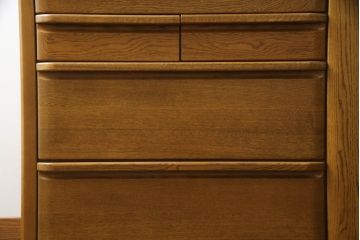 食器棚を綺麗に再生!高品質リペアを施し、天然成分の防カビ材を塗布。