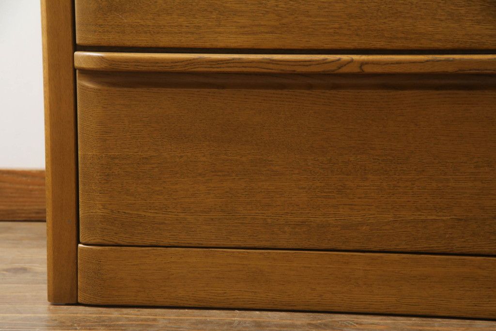 食器棚を綺麗に再生!高品質リペアを施し、天然成分の防カビ材を塗布。