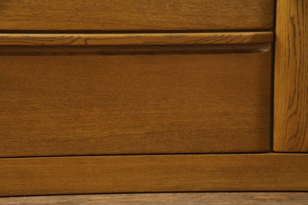 食器棚を綺麗に再生!高品質リペアを施し、天然成分の防カビ材を塗布。