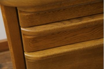 食器棚を綺麗に再生!高品質リペアを施し、天然成分の防カビ材を塗布。