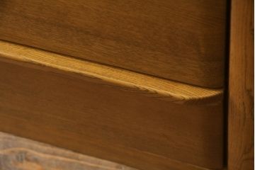 食器棚を綺麗に再生!高品質リペアを施し、天然成分の防カビ材を塗布。