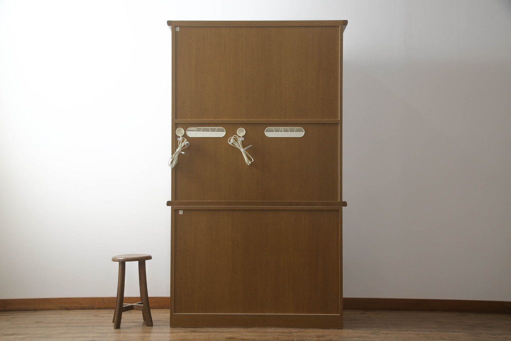 食器棚を綺麗に再生!高品質リペアを施し、天然成分の防カビ材を塗布。