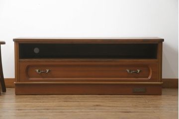 ワードローブの下段を用いてテレビ台にリメイク!ご希望サイズに奥行を詰め、天板を取り付け。上段引き出し部分はオープンラックの仕様に。配線用穴あけ加工をし、修繕箇所は本体と馴染ませ、内部・木部の部分は現状をベースにして1トーン程落ち着いた色味に着色。