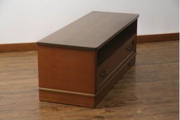 ワードローブの下段を用いてテレビ台にリメイク!ご希望サイズに奥行を詰め、天板を取り付け。上段引き出し部分はオープンラックの仕様に。配線用穴あけ加工をし、修繕箇所は本体と馴染ませ、内部・木部の部分は現状をベースにして1トーン程落ち着いた色味に着色。