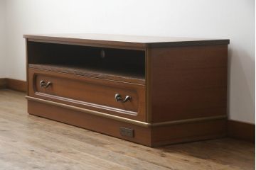 ワードローブの下段を用いてテレビ台にリメイク!ご希望サイズに奥行を詰め、天板を取り付け。上段引き出し部分はオープンラックの仕様に。配線用穴あけ加工をし、修繕箇所は本体と馴染ませ、内部・木部の部分は現状をベースにして1トーン程落ち着いた色味に着色。