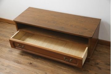 ワードローブの下段を用いてテレビ台にリメイク!ご希望サイズに奥行を詰め、天板を取り付け。上段引き出し部分はオープンラックの仕様に。配線用穴あけ加工をし、修繕箇所は本体と馴染ませ、内部・木部の部分は現状をベースにして1トーン程落ち着いた色味に着色。