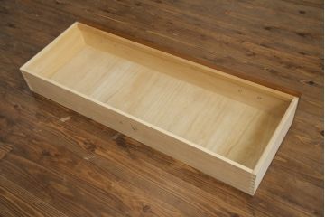 ワードローブの下段を用いてテレビ台にリメイク!ご希望サイズに奥行を詰め、天板を取り付け。上段引き出し部分はオープンラックの仕様に。配線用穴あけ加工をし、修繕箇所は本体と馴染ませ、内部・木部の部分は現状をベースにして1トーン程落ち着いた色味に着色。