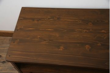 ワードローブの下段を用いてテレビ台にリメイク!ご希望サイズに奥行を詰め、天板を取り付け。上段引き出し部分はオープンラックの仕様に。配線用穴あけ加工をし、修繕箇所は本体と馴染ませ、内部・木部の部分は現状をベースにして1トーン程落ち着いた色味に着色。