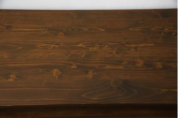 ワードローブの下段を用いてテレビ台にリメイク!ご希望サイズに奥行を詰め、天板を取り付け。上段引き出し部分はオープンラックの仕様に。配線用穴あけ加工をし、修繕箇所は本体と馴染ませ、内部・木部の部分は現状をベースにして1トーン程落ち着いた色味に着色。