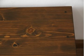ワードローブの下段を用いてテレビ台にリメイク!ご希望サイズに奥行を詰め、天板を取り付け。上段引き出し部分はオープンラックの仕様に。配線用穴あけ加工をし、修繕箇所は本体と馴染ませ、内部・木部の部分は現状をベースにして1トーン程落ち着いた色味に着色。