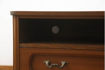 ワードローブの下段を用いてテレビ台にリメイク!ご希望サイズに奥行を詰め、天板を取り付け。上段引き出し部分はオープンラックの仕様に。配線用穴あけ加工をし、修繕箇所は本体と馴染ませ、内部・木部の部分は現状をベースにして1トーン程落ち着いた色味に着色。