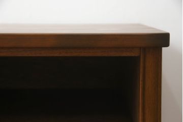 ワードローブの下段を用いてテレビ台にリメイク!ご希望サイズに奥行を詰め、天板を取り付け。上段引き出し部分はオープンラックの仕様に。配線用穴あけ加工をし、修繕箇所は本体と馴染ませ、内部・木部の部分は現状をベースにして1トーン程落ち着いた色味に着色。