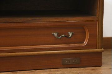 ワードローブの下段を用いてテレビ台にリメイク!ご希望サイズに奥行を詰め、天板を取り付け。上段引き出し部分はオープンラックの仕様に。配線用穴あけ加工をし、修繕箇所は本体と馴染ませ、内部・木部の部分は現状をベースにして1トーン程落ち着いた色味に着色。
