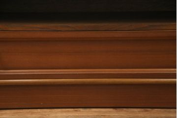 ワードローブの下段を用いてテレビ台にリメイク!ご希望サイズに奥行を詰め、天板を取り付け。上段引き出し部分はオープンラックの仕様に。配線用穴あけ加工をし、修繕箇所は本体と馴染ませ、内部・木部の部分は現状をベースにして1トーン程落ち着いた色味に着色。