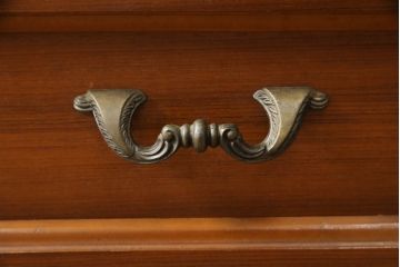 ワードローブの下段を用いてテレビ台にリメイク!ご希望サイズに奥行を詰め、天板を取り付け。上段引き出し部分はオープンラックの仕様に。配線用穴あけ加工をし、修繕箇所は本体と馴染ませ、内部・木部の部分は現状をベースにして1トーン程落ち着いた色味に着色。