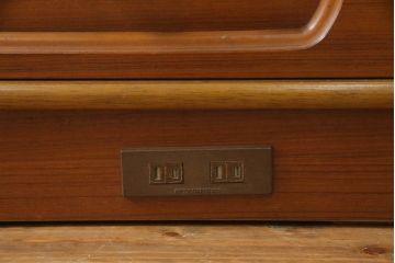 ワードローブの下段を用いてテレビ台にリメイク!ご希望サイズに奥行を詰め、天板を取り付け。上段引き出し部分はオープンラックの仕様に。配線用穴あけ加工をし、修繕箇所は本体と馴染ませ、内部・木部の部分は現状をベースにして1トーン程落ち着いた色味に着色。