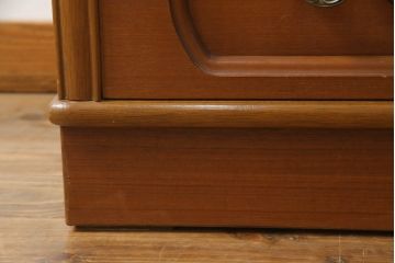 ワードローブの下段を用いてテレビ台にリメイク!ご希望サイズに奥行を詰め、天板を取り付け。上段引き出し部分はオープンラックの仕様に。配線用穴あけ加工をし、修繕箇所は本体と馴染ませ、内部・木部の部分は現状をベースにして1トーン程落ち着いた色味に着色。