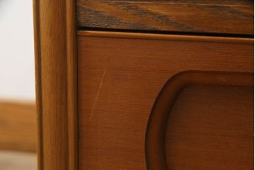 ワードローブの下段を用いてテレビ台にリメイク!ご希望サイズに奥行を詰め、天板を取り付け。上段引き出し部分はオープンラックの仕様に。配線用穴あけ加工をし、修繕箇所は本体と馴染ませ、内部・木部の部分は現状をベースにして1トーン程落ち着いた色味に着色。
