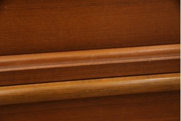 ワードローブの下段を用いてテレビ台にリメイク!ご希望サイズに奥行を詰め、天板を取り付け。上段引き出し部分はオープンラックの仕様に。配線用穴あけ加工をし、修繕箇所は本体と馴染ませ、内部・木部の部分は現状をベースにして1トーン程落ち着いた色味に着色。