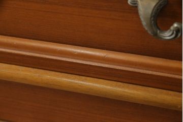 ワードローブの下段を用いてテレビ台にリメイク!ご希望サイズに奥行を詰め、天板を取り付け。上段引き出し部分はオープンラックの仕様に。配線用穴あけ加工をし、修繕箇所は本体と馴染ませ、内部・木部の部分は現状をベースにして1トーン程落ち着いた色味に着色。