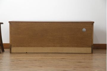 ワードローブの下段を用いてテレビ台にリメイク!ご希望サイズに奥行を詰め、天板を取り付け。上段引き出し部分はオープンラックの仕様に。配線用穴あけ加工をし、修繕箇所は本体と馴染ませ、内部・木部の部分は現状をベースにして1トーン程落ち着いた色味に着色。