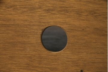 ワードローブの下段を用いてテレビ台にリメイク!ご希望サイズに奥行を詰め、天板を取り付け。上段引き出し部分はオープンラックの仕様に。配線用穴あけ加工をし、修繕箇所は本体と馴染ませ、内部・木部の部分は現状をベースにして1トーン程落ち着いた色味に着色。