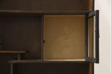 茶箪笥を綺麗に再生!正面右側の棚内部と引き戸の紙を張替え。本体は現状の色味をベースに着色。