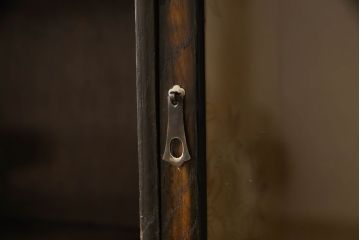茶箪笥を綺麗に再生!正面右側の棚内部と引き戸の紙を張替え。本体は現状の色味をベースに着色。