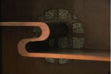 茶箪笥を綺麗に再生!正面右側の棚内部と引き戸の紙を張替え。本体は現状の色味をベースに着色。