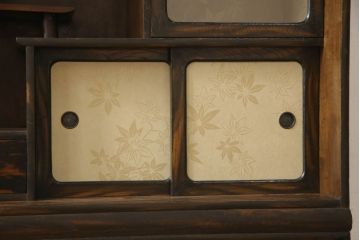 茶箪笥を綺麗に再生!正面右側の棚内部と引き戸の紙を張替え。本体は現状の色味をベースに着色。